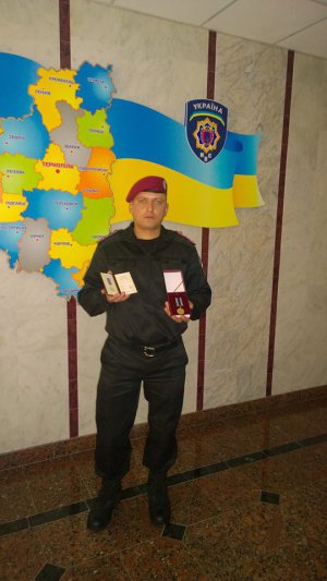 Поліцейського, колишнього АТОвця знайшли мертвим у власному дворі. Загинув від вибуху гранати. Друзі у самогубство не вірять. У нього залишилися дружина та 9-місячна донька