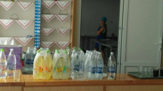Пункт приема пострадавших от взрівов в школе №6. Людям дали воду и кормят несколько раз на день