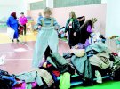 Евакуйованих мешканців райцентру Калинівка і довколишніх сіл Сальник та Павлівка Вінницької області тимчасово поселили у школі №6 Вінниці. Зранку місцеві почали приносити до закладу їжу та одяг