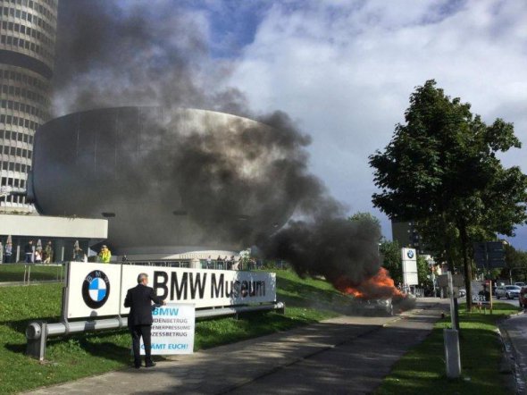В Мюнхене, вблизи музея BMW, сожгли седан BMW 7 Series