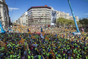 Миллионы вышли на улицы Каталонии ратовать за независимость 11 сентября 2017.