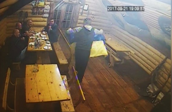 Пьяные мужчины избили парня и сорвали сине-желтые флаги со стен кафе