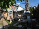 Дом из мусора белорус построил почти за 20 лет