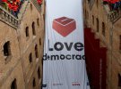 Референдум о независимости Каталонии. "Люби демократию" - баннер на здании Музея истории Каталонии в Барселоне, 28 сентября 2017