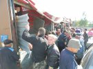 Шиферный ажиотаж: в первый день после возвращения домой жители села Павловка начали восстанавливать крыши на домах. Шифера ссорились и толкались. На третий день - всех обеспечили дефицитным материалом