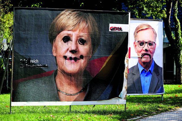 У німецькому Альтенберзі зіпсували передвиборні плакати з лідером Християнсько-демократичного союзу Анґелою Меркель і главою ”Лівої партії” Дітмаром Барчем, 27 вересня 2017 року. За три дні до того у країні відбулися вибори до парламенту. Політсила чинної канцлерки отримала найбільше голосів – 33 відсотки. ”Ліві” пройшли до Бундестагу з дев’ятьма відсотками