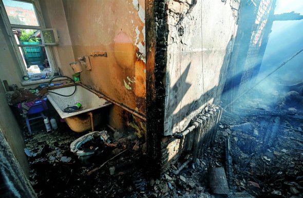 Ванна кімната в будинку Степана Грушецького в місті Калинівка, що згорів від залпового снаряду “Тюльпан”. Власнику виплатять компенсацію в розмірі ринкової ціни на будинок