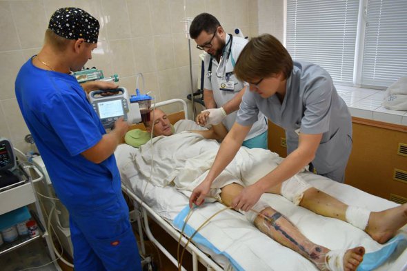 Поранений боєць після складних операцій і великої крововтрати сьогодні вперше заговорив