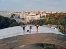 Екстремальне селфі над аркою Дружби народів