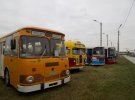 Близько двох десятків автобусів радянського, українського та іноземного виробництва показали у Державному музеї авіації на фестивалі старовинної техніки OldCarLand