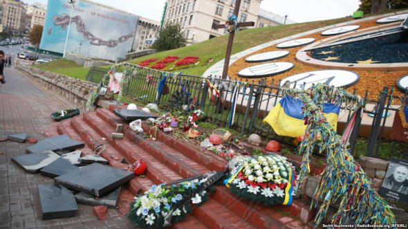 Памятники погибшим на Майдане сброшенны с постамента и разбиты