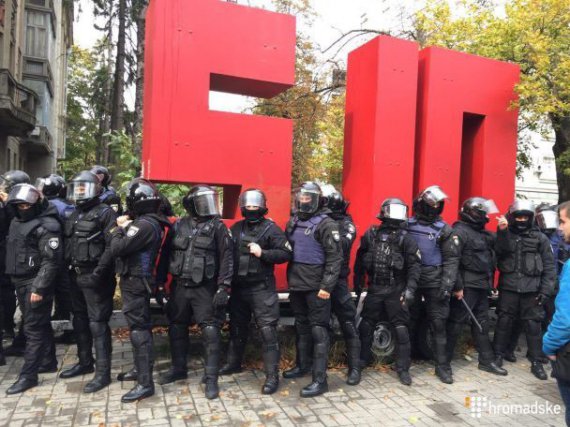 В Киеве активисты разгромили летнюю площадку возле офиса партии 5.10. Во время этого произошли столкновения с полицией