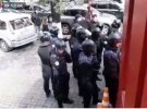 У Києві активісти розгромили літній майданчик біля офісу партії 5.10. Під час цього виникли сутички із поліцією