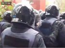 У Києві активісти розгромили літній майданчик біля офісу партії 5.10. Під час цього виникли сутички із поліцією