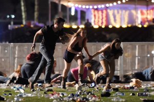 Відвідувачі музичного фестивалю в американському Лас-Вегасі тікають від пострілів 2 жовтня. Чоловік відкрив вогонь із готельного номера, вікна якого виходять на сцену