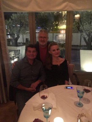 Олігарх Ігор Коломойський (у центрі) зустрівся з народним депутатом Олександром Онищенком і журналісткою Світланою Крюковою в одному з ресторанів Женеви, Швейцарія. Онищенко втік від українських правоохоронців півтора року тому