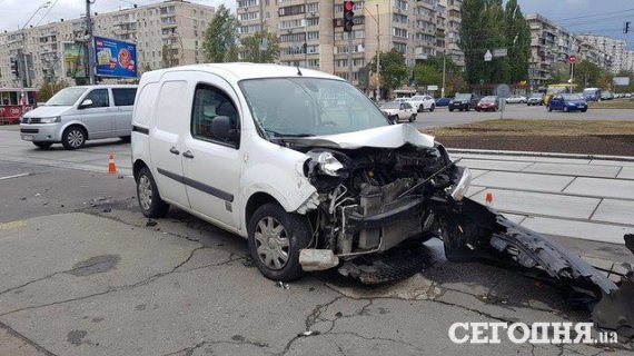 У Києві в результаті ДТП Renault вилетів на тротуар