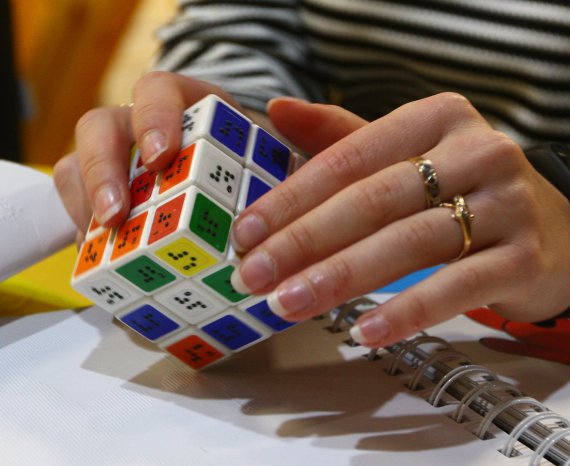 Кубик Рубіка для незрячих має шрифт Брайля. Так позначають кольори