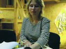 Гід музею ”Третя після півночі” 25-річна Леоніда Пономарьова читає книжку за допомогою шрифту Брайля