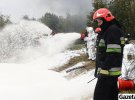 Спасатели заливают резервуар с горящей нефтью пожарной пеной