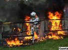У спеціальних тепловідбивних костюмах пожежники мали пройти палаючим лабіринтом