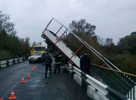 Грузовик упал в речку