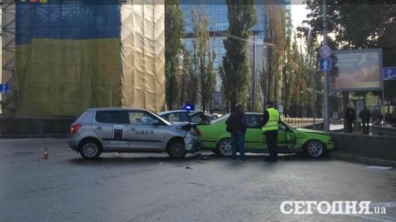 У Києві сталася ДТП між таксі Uber марки Skoda і BMW