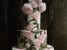 Меггі Остін робить багаторівневі торти із цукровими квітами, які жаль їсти.