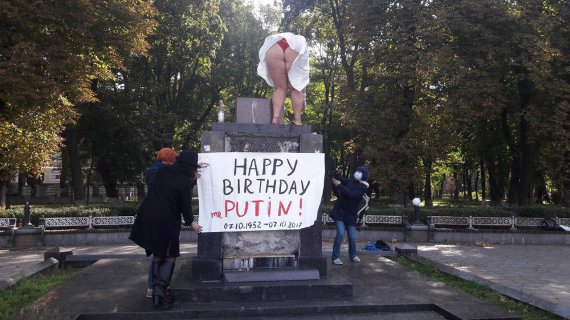 Femen поздравило Путина с юбилеем