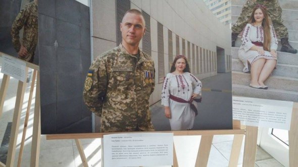 У Дніпрі відкрилася виставка сімейних портретів волонтерок з бійцями АТО