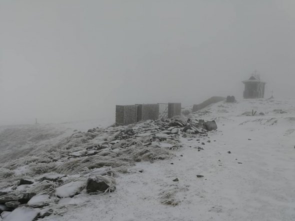 Снег на горе Пип Иван в Карпатах