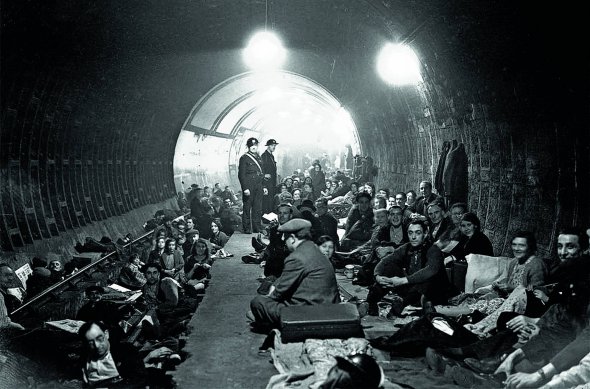 Жителі Лондона ночують на станції метро ”Олдвіч” 21 жовтня 1940 року під час нальотів німецьких літаків. Ті бомбардували місто протягом 57 ночей поспіль. Загинули майже 20 тис. людей