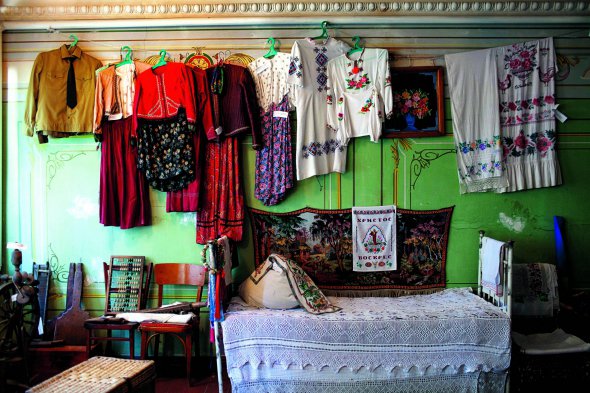 Музей села Микільське показує побут місцевих старообрядців. На стінах висить традиційний одяг. Чоловіки й жінки носили сорочки з довгими рукавами
