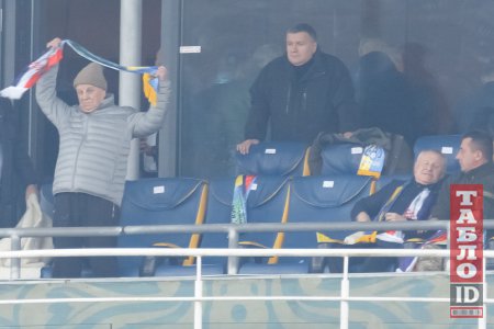 Арсен Аваков намагався сховатися у глибині трибун? Ось Леонід Кравчук навіть розу вдягнув, щоб його краще видно було