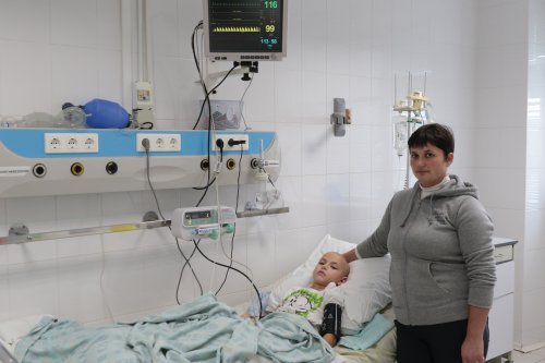 Наталія Гнатик разом із сином Назаром після операціїї