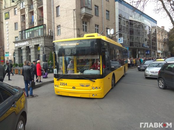 Тролейбус сів на днище через пасажирів