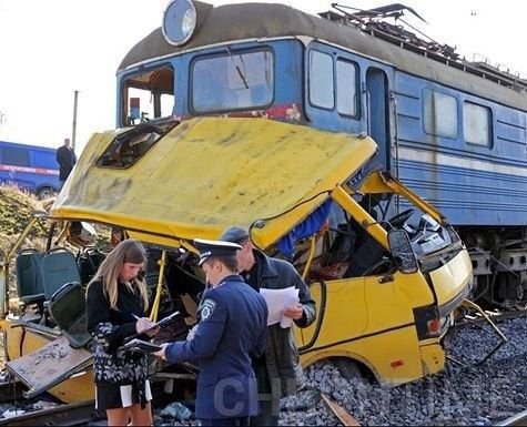  На железнодорожном переезде вблизи города Марганец Днепропетровской области погибли 45 человек