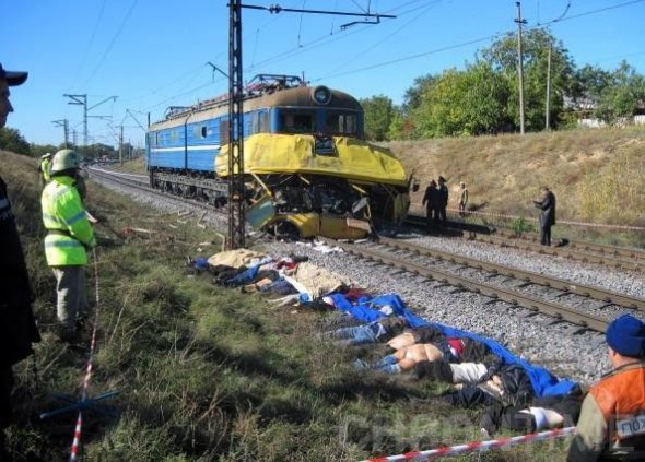  На железнодорожном переезде вблизи города Марганец Днепропетровской области погибли 45 человек