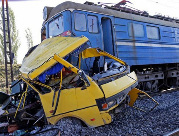 На залізничному переїзді поблизу міста Марганець Дніпропетровської області загинуло 45 людей