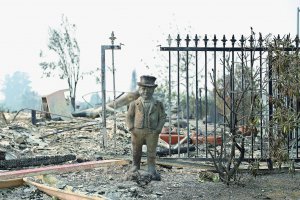 Садова скульптура залишилася на подвір’ї згорілого маєтку в місті Санта-Роза у штаті Каліфорнія, США. 175 тисяч жителів міста евакуюють через пожежі, що охопили штат
