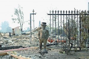 Садова скульптура залишилася на подвір’ї згорілого маєтку в місті Санта-Роза у штаті Каліфорнія, США. 175 тисяч жителів міста евакуюють через пожежі, що охопили штат