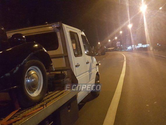 У столиці автомобіль в'їхав у евакуатор