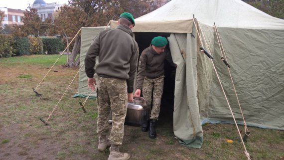 Военные угощали посетителей кашей и борщом на полевой кухне