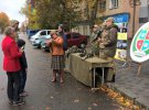 Щоб сфотографуватися із зброєю, люди ставали в черги