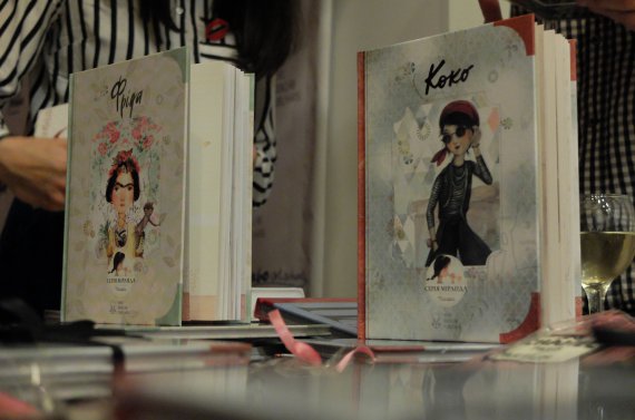 Украинское издательство Nebo Art Gallery представило книгу об известном дизайнере Коко Шанель  