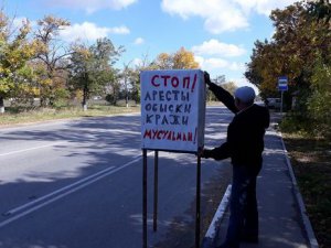, 14 жовтня більше сотні кримських татар в різних містах Криму вийшли з поодинокими пікетами