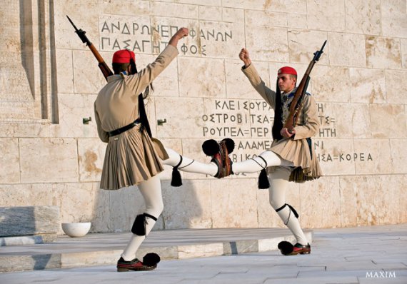 Греческие эвзоны, марширующие у могилы Неизвестного солдата в Афинах