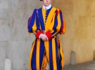 Мундиры в Швейцарии сегодня имеют вид формы эпохи Возрождения: темно–красные, синие и золотые полосы покрывают всю униформу.