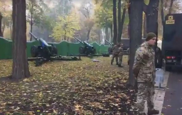 Артиллерийский расчет в центре Киева