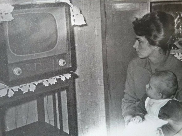 Ігор Пастухов дивиться з мамою телевізор "Знамя - 58" (60-ті роки)